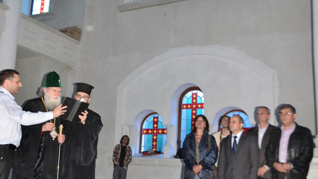 Българският патриарх Неофит отслужи молебен за довършването на храма „Всех Святих”