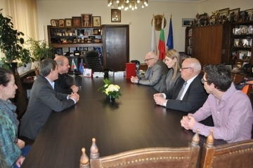 Кметът Пламен Стоилов с плакет от Международната федерация по борба