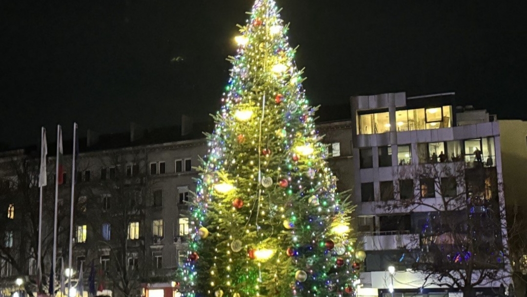 Кметът Пенчо Милков запали светлините на Коледната елха в Русе  