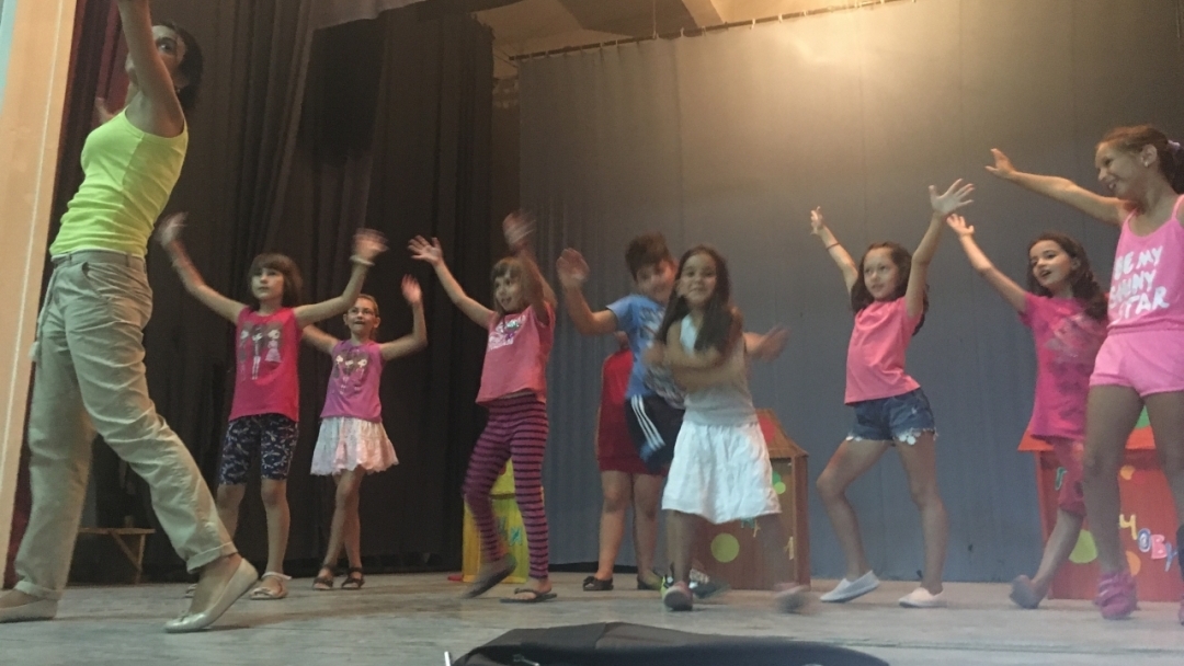 Деца се занимават с актьорско майсторство през лятната ваканция