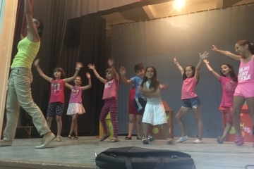 Деца се занимават с актьорско майсторство през лятната ваканция