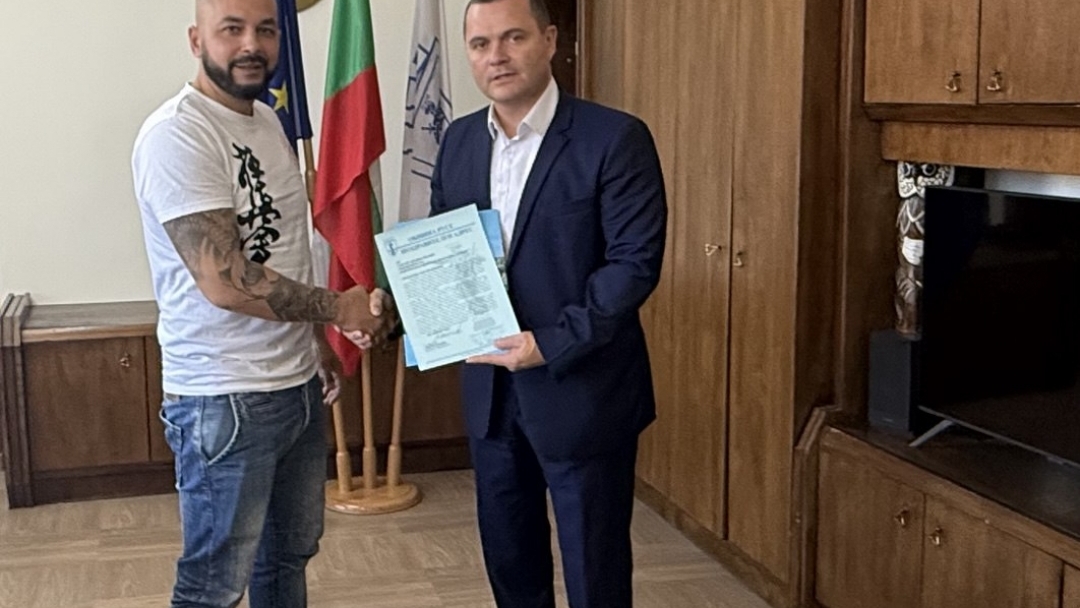 Mayor Pencho Milkov awarded the young karatekas from the "Bushin" Sports Club for their triumph in Bucharest