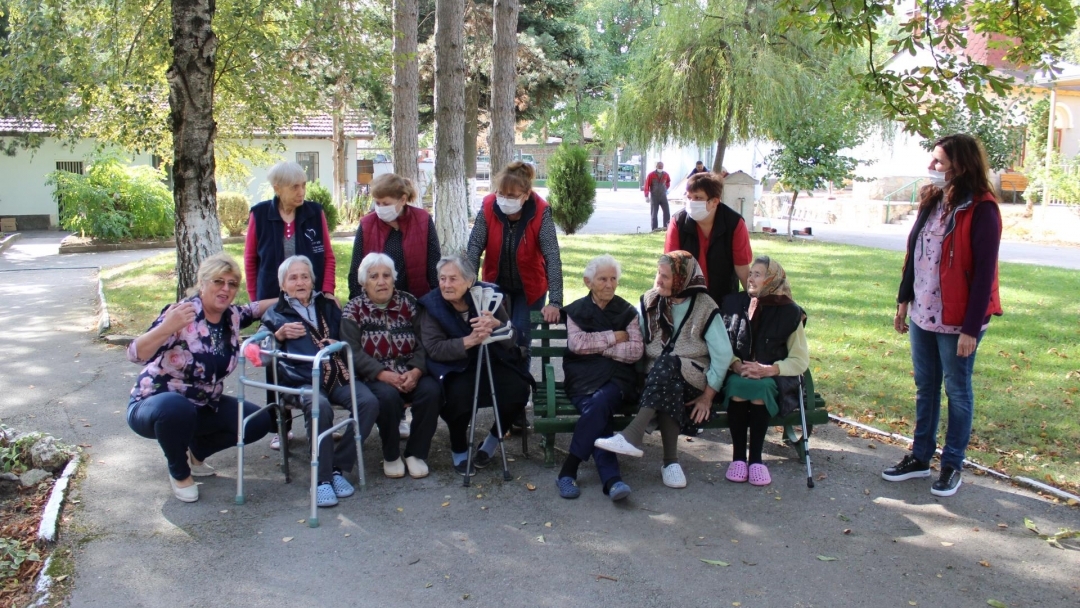 С празнични изпълнения беше почетен Денят на възрастните хора в Русе