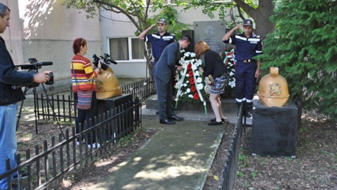 Кметът на Община Русе поднесе цветя в памет на загиналите пожарникари