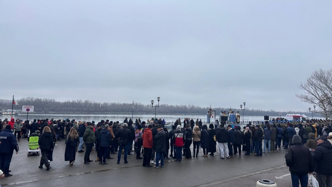 За 6-и път: Теодор Цветков извади богоявленския кръст от водите на Дунава