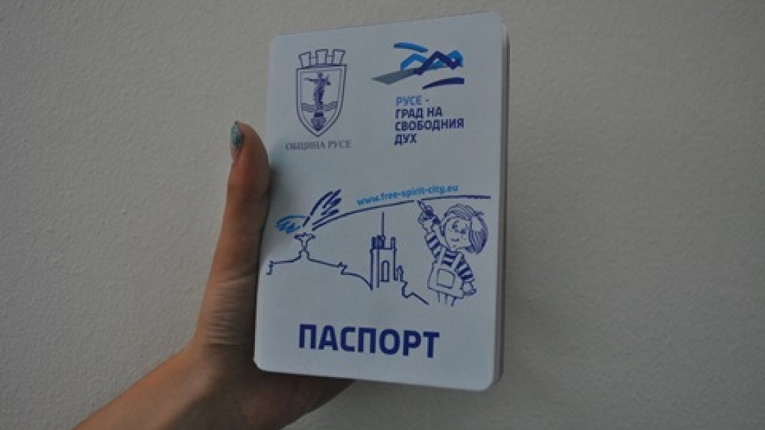 Кметът Пламен Стоилов подари „Паспорт Русе“ на абитуриенти от Математическата гимназия