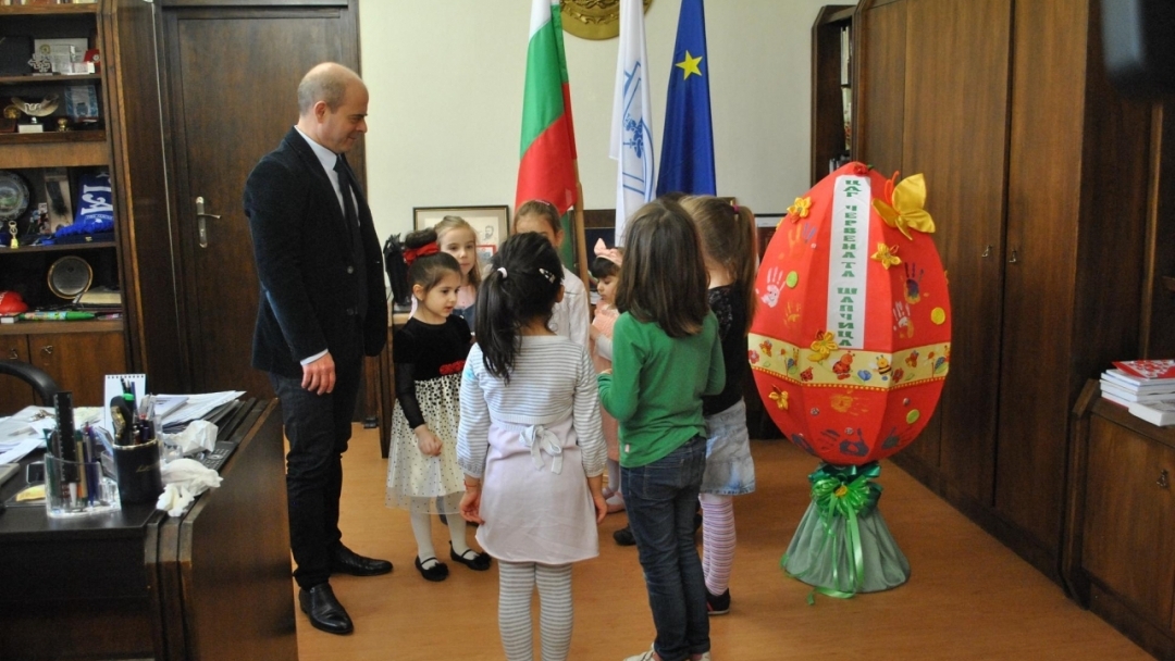 Деца подариха голямо великденско яйце на кмета Пламен Стоилов