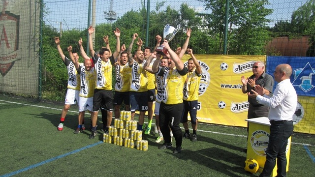 кметът Пламен Стоилов награди отбора на 'Мечките - Булмаркет', който е тазгодишният победител в първия регионален финал от шестото издание на 'Ариана Аматьорска лига' в Русе