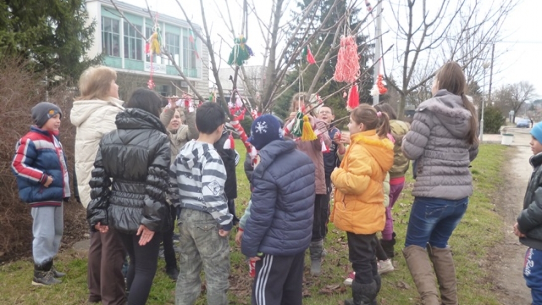 Служители от с. Николово украсиха дърво с мартеници