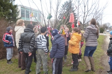 Служители от с. Николово украсиха дърво с мартеници