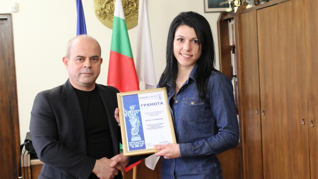  Kметът Пламен Стоилов връчи сертификати на студенти за успешно проведен стаж в Общината