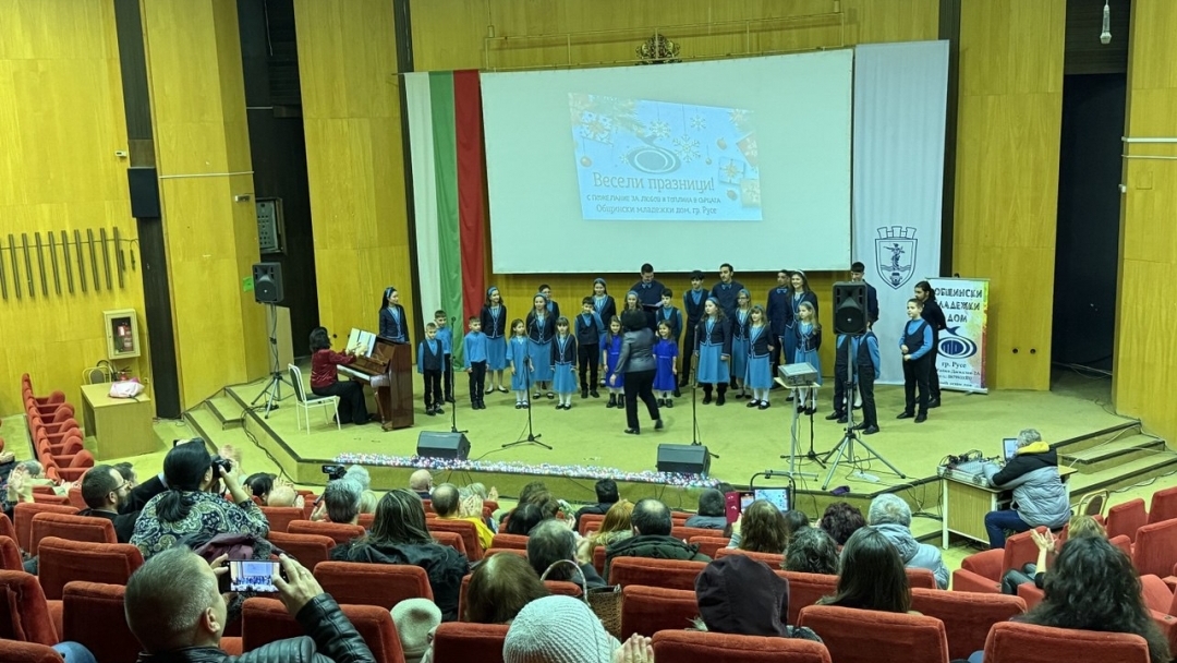 Хорове от Русе и Гюргево обединиха коледните си послания в концерта „Тиха нощ, свята нощ“  
