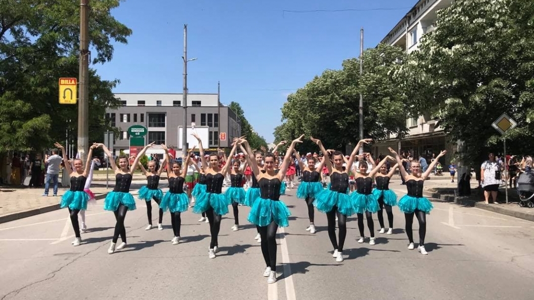 Русенски танцьори се включиха във Фестивала на розата в Казанлък