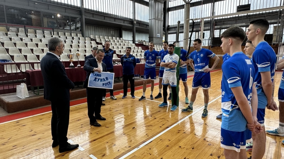 Mayor Pencho Milkov awarded the coach of "Danube"-Ruse Krasimir Mironov with a golden badge