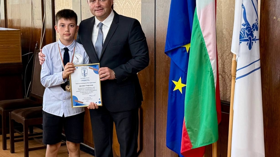 Златните момчета от ХК „Мартен 67“ с награди от Пенчо Милков за шампионската титла