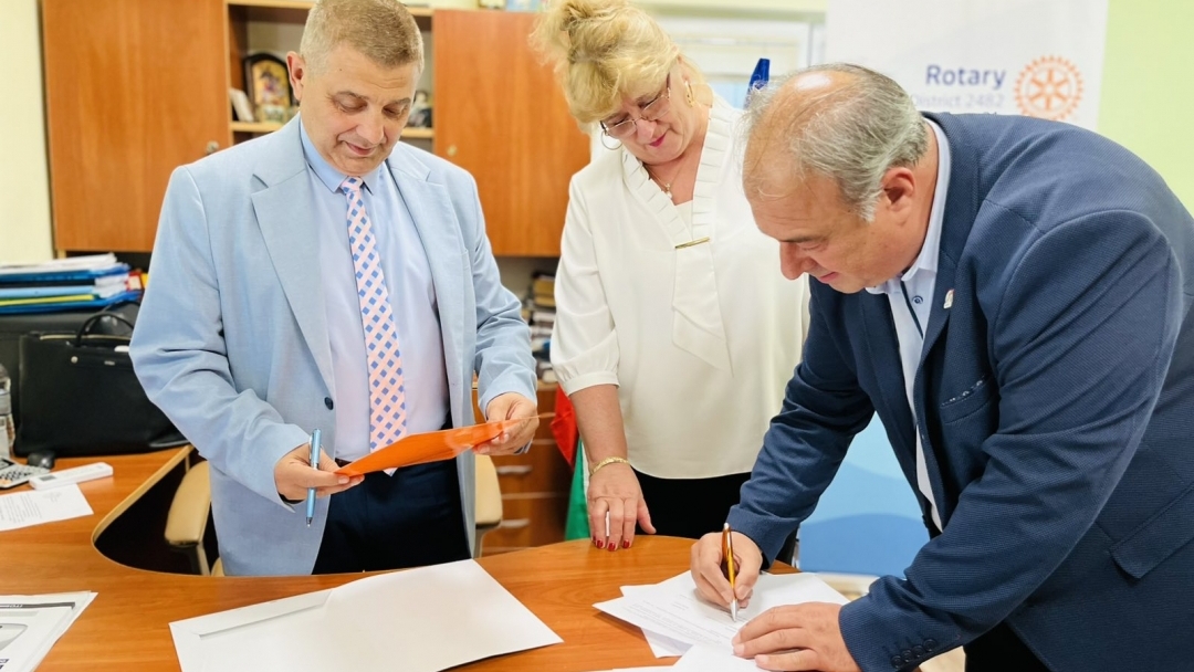Ротари клуб Русе дари медицинска апаратура на Дом "Приста" 