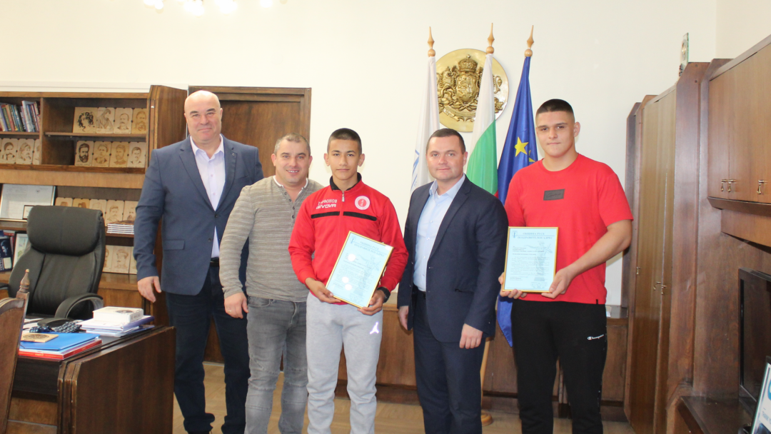 Кметът Пенчо Милков отличи двама възпитаници на СУ „Майор Атанас Узунов“ за „Спортист на месеца“