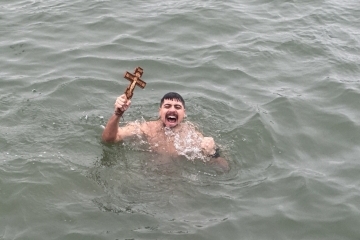 За 6-и път: Теодор Цветков извади богоявленския кръст от водите на Дунава