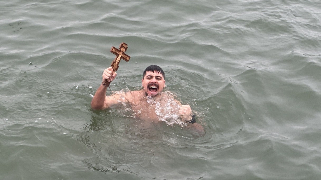 За 6-и път: Теодор Цветков извади богоявленския кръст от водите на Дунава