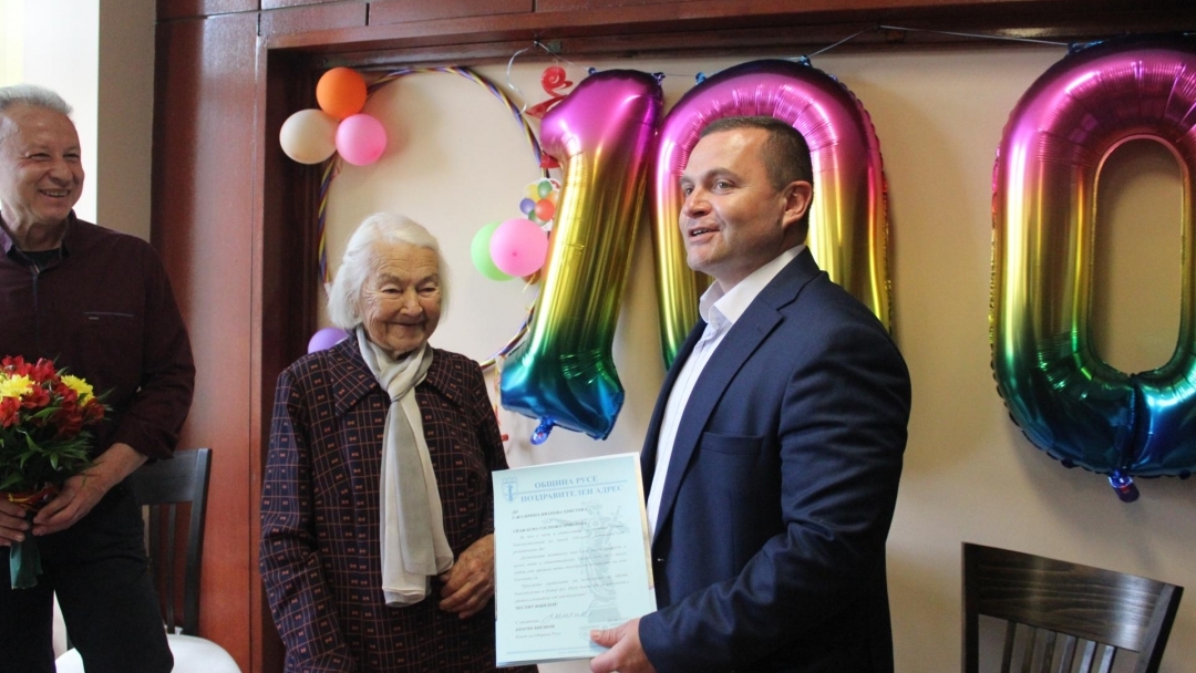 Кметът Пенчо Милков поздрави столетницата Ирина Христова от Николово