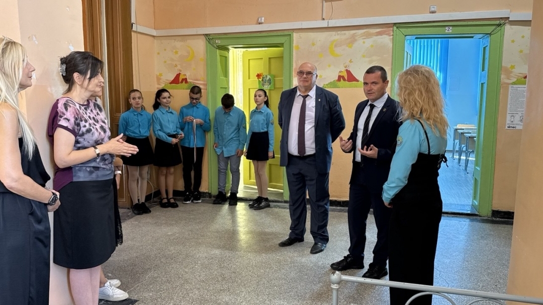 Кметът Пенчо Милков откри обновената сграда на Основно училище „Отец Паисий“    