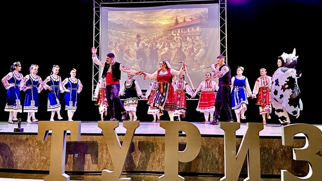 Пенчо Милков отличи Гимназията по туризъм за 75 г. от нейното основаване