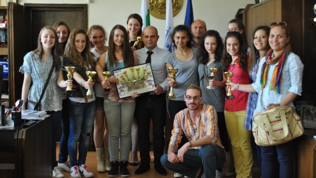 Кметът Пламен Стоилов посрещна носителите на 16 купи от Студио за съвременни танци „Фрийдъм“