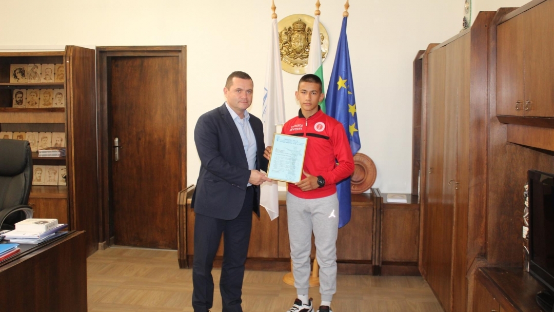 Кметът Пенчо Милков отличи двама възпитаници на СУ „Майор Атанас Узунов“ за „Спортист на месеца“