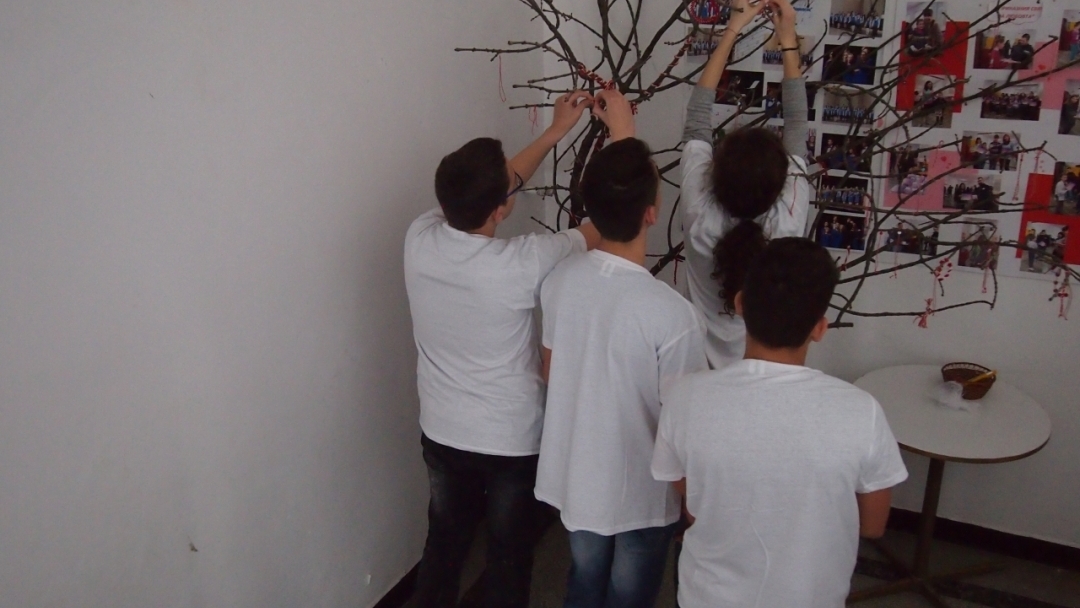 Младежи закичиха мартеници на "Дървото на любовта"