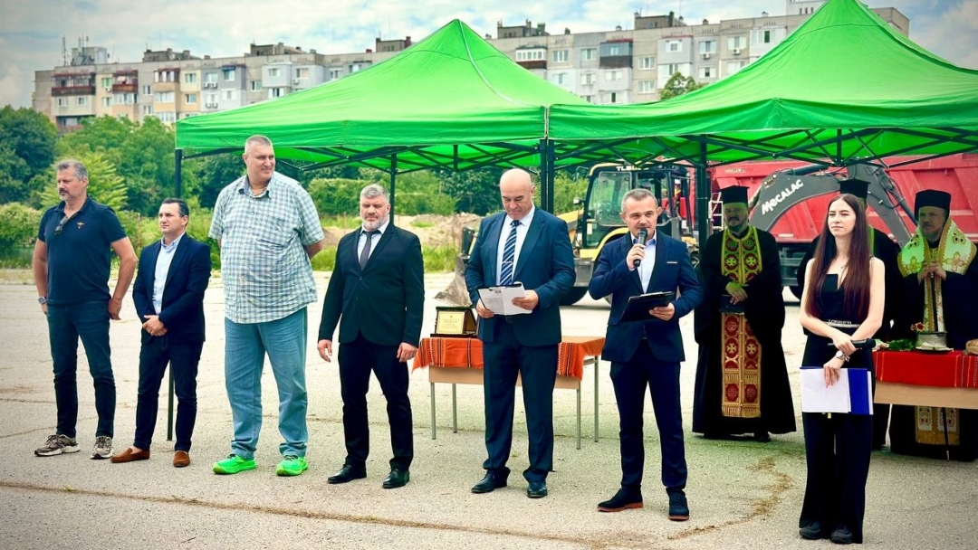 С първа копка започна изграждането на физкултурен салон в Спортното училище