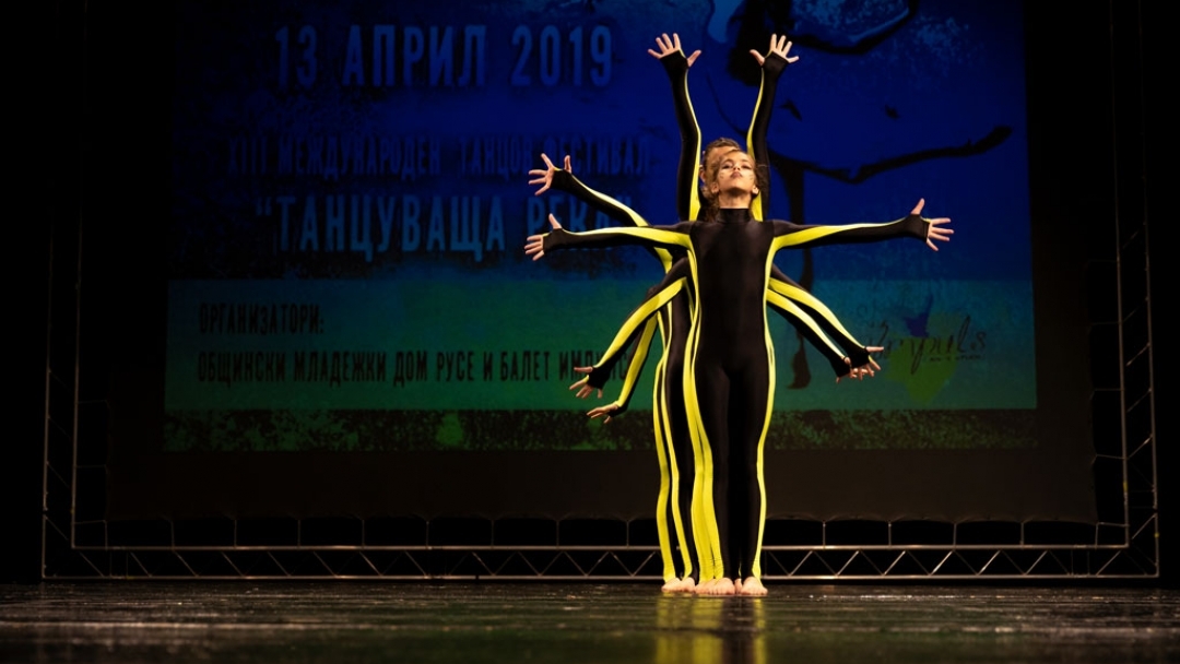 Тринадесетото издание на международния танцов фестивал „Танцуваща река“ се проведе в Русе