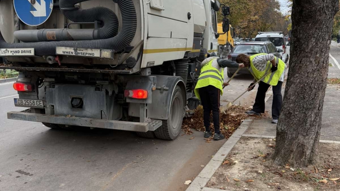 Продължава сезонното почистване на дъждоприемните шахти