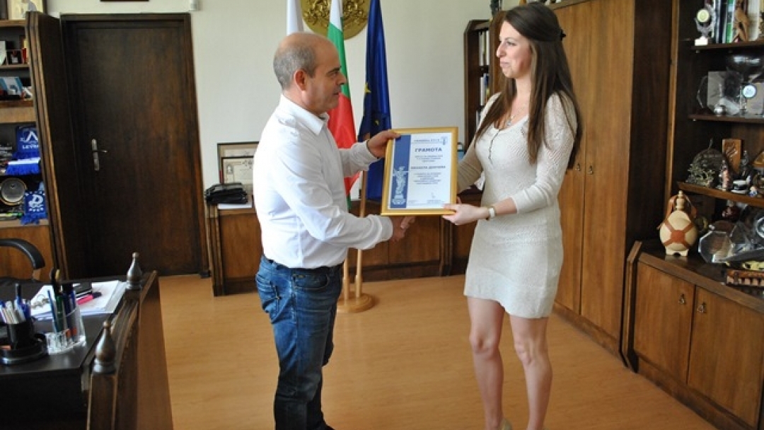 Кметът Пламен Стоилов връчи сертификати на стажанти в Община Русе