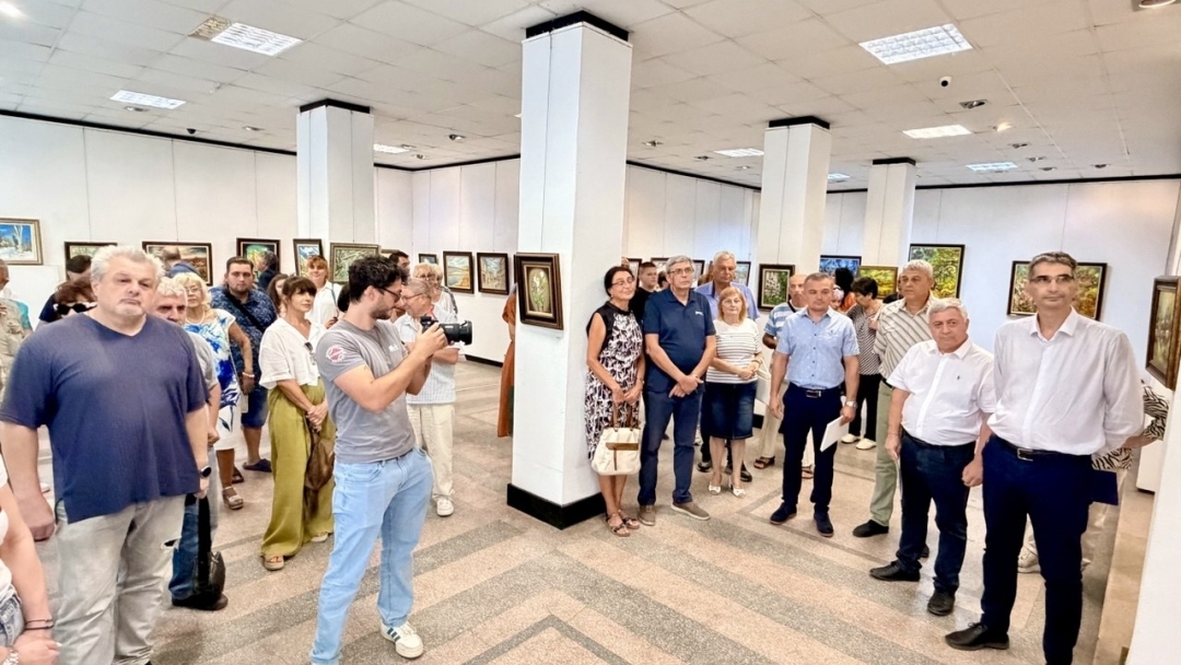 Изложбата „Рапсодия“ представя творчеството на двама емблематични русенски художници
