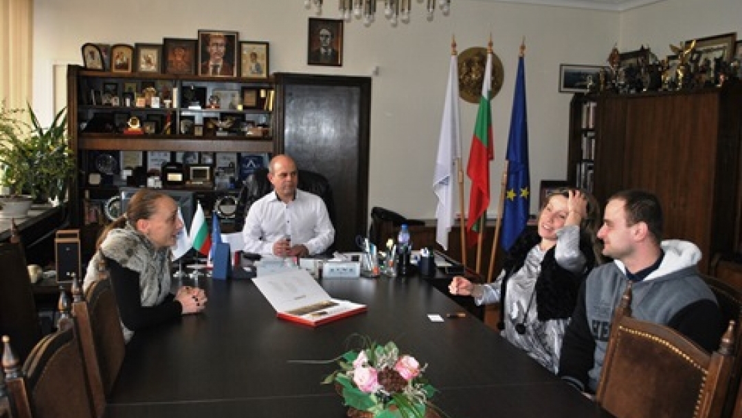 Кметът Пламен Стоилов ориса първото бебе на 2016-а