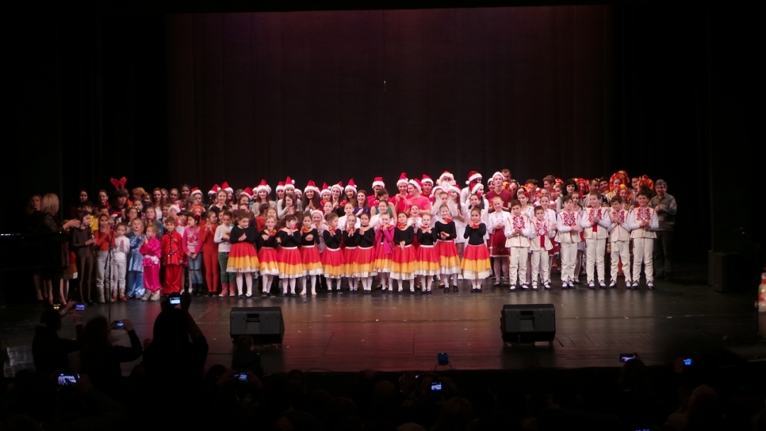 Коледният концерт на Младежки дом впечатли публиката с иновативност и коледен дух