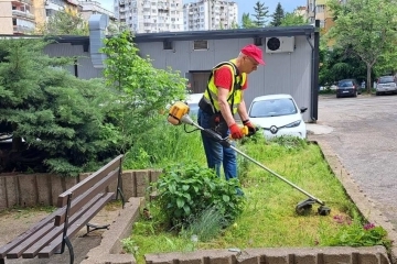 Продължава косенето на тревни площи в Русе