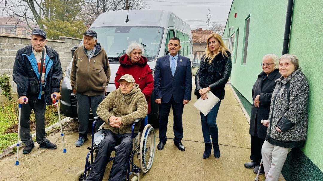 Два нови автомобила със специализирани платформи подпомагат социалните услуги в Русе
