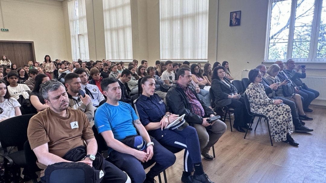 Champion racing driver Iliya Tsarski gave a lecture to students about driving responsibility