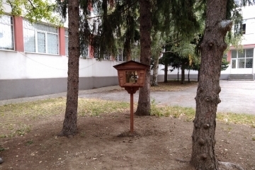 Четири къщички-библиотеки в русенски училища