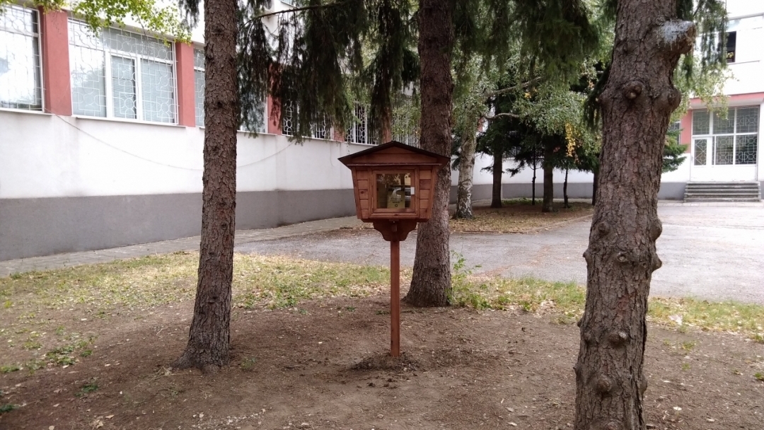 Четири къщички-библиотеки в русенски училища