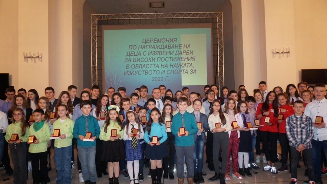 Пенчо Милков награди 112 деца с изявени дарби