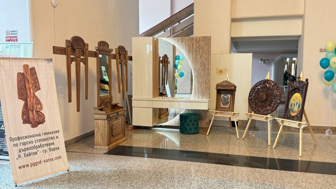 Ученици от девет града се състезават по мебелно производство и дърворезба в Русе