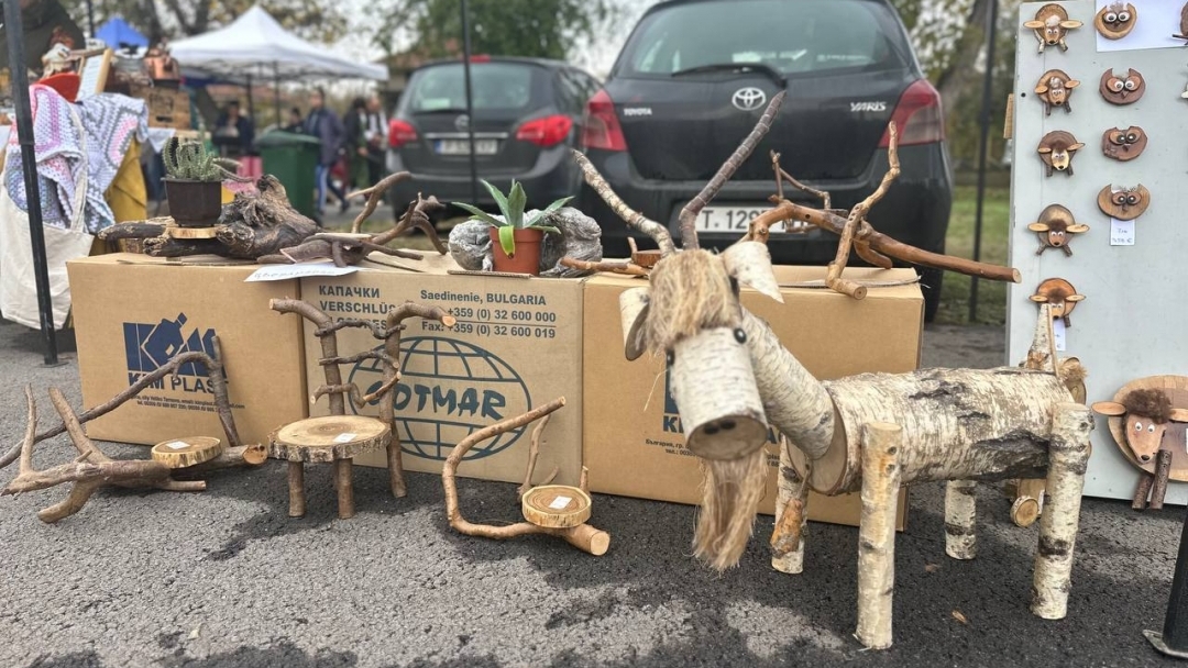 Сандрово отбеляза своя празник с много музика и народни танци