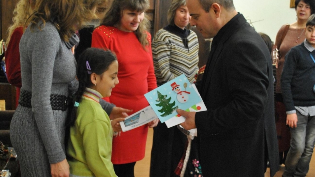 Деца от ресурсния център поздравиха кмета Пламен Стоилов за предстоящите празници 