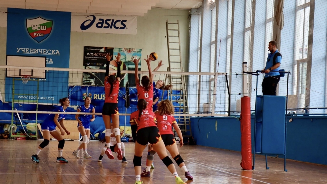 Зала „Ялта“ в Русе бе арена на двудневната волейболна надпревара „За купата на кмета“