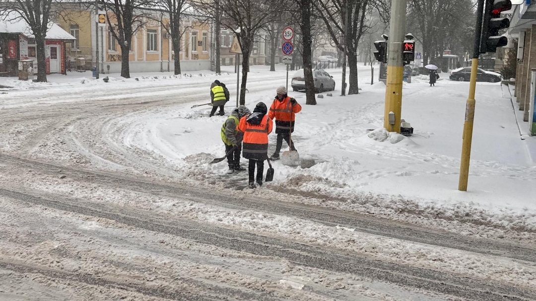 Проходимостта на пътната мрежа в Русе и общината се поддържа при усложнени зимни условия