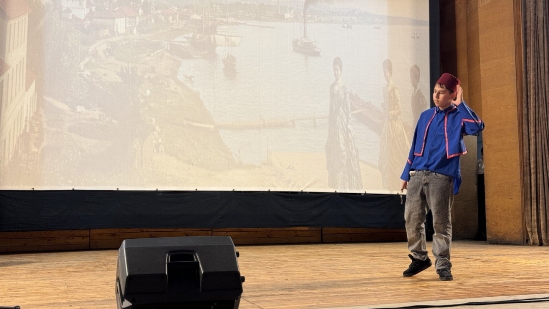 СУ „Христо Ботев“ отбеляза патронния си празник с концерт-спектакъла „Духът на българина“