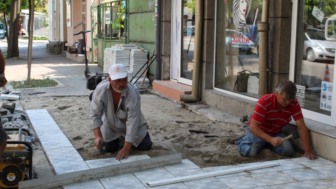 Новият екип за ремонт на тротоари действа активно в Русе