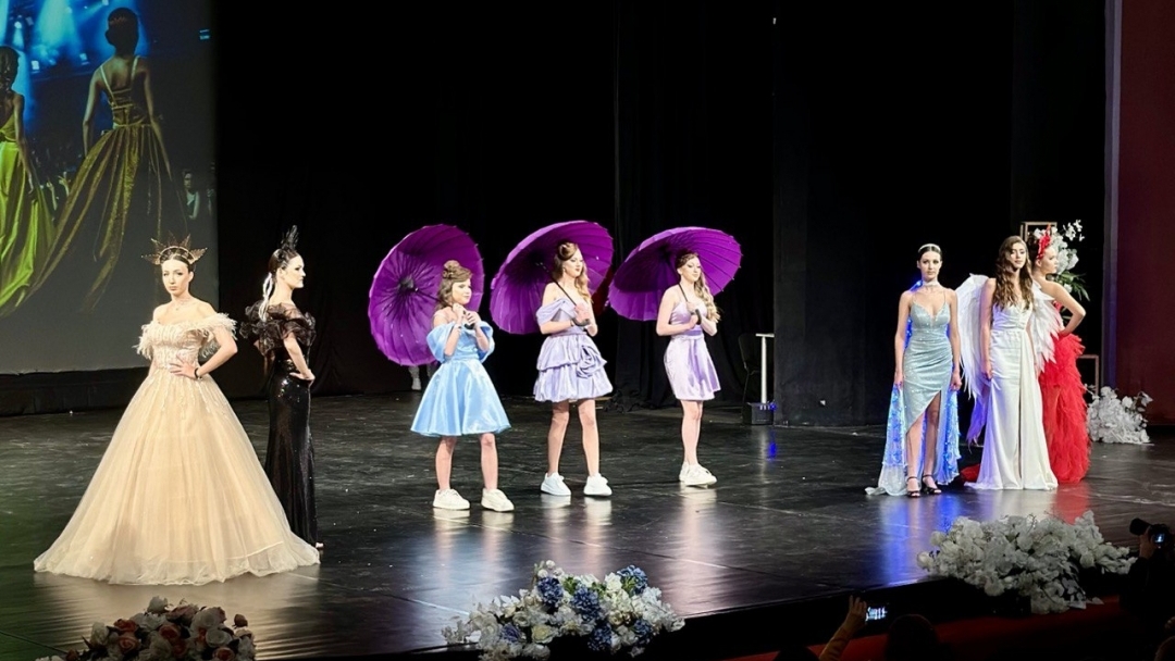 Спектакълът „Асамблея на красотата и модата“ превърна сцената на Доходното здание в пространство на естетика и съпричастност